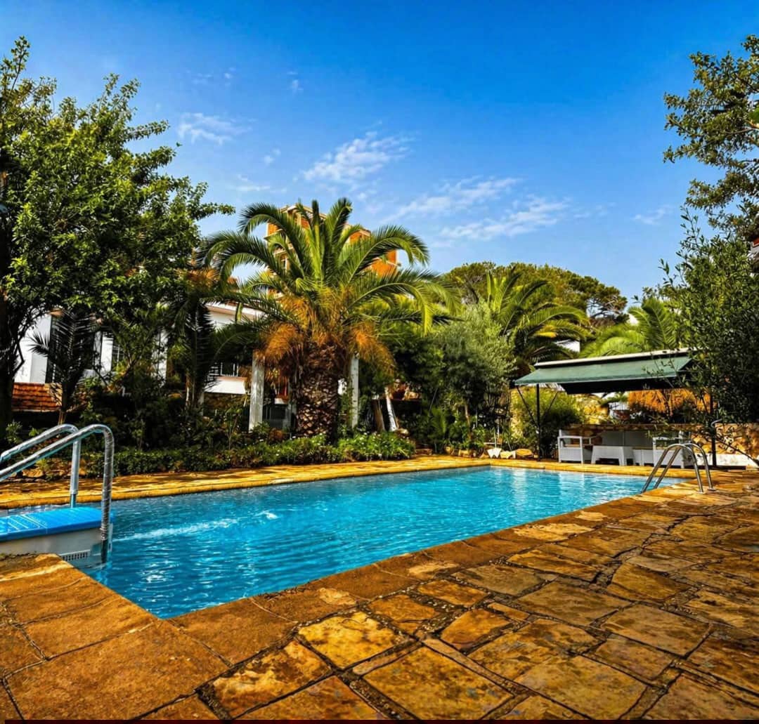Villa de standing avec piscine et grand jardin à Ain El Turck – 1500 m² | Location courte durée
