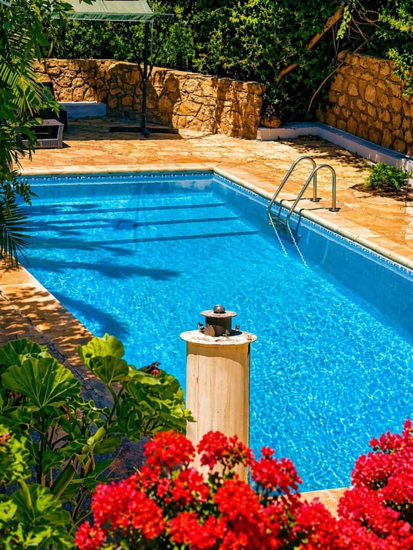 Villa de standing avec piscine et grand jardin à Ain El Turck – 1500 m² | Location courte durée